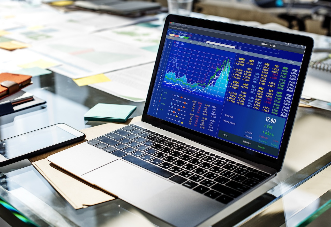 ETF vs. 개별주식: 투자 선택의 갈림길에서 무엇을 고려해야 할까?